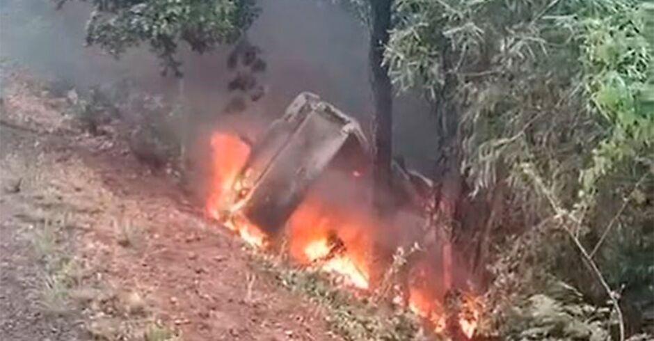 Viatura do Corpo de Bombeiros se envolve em grave acidente e pega fogo na BR-262 