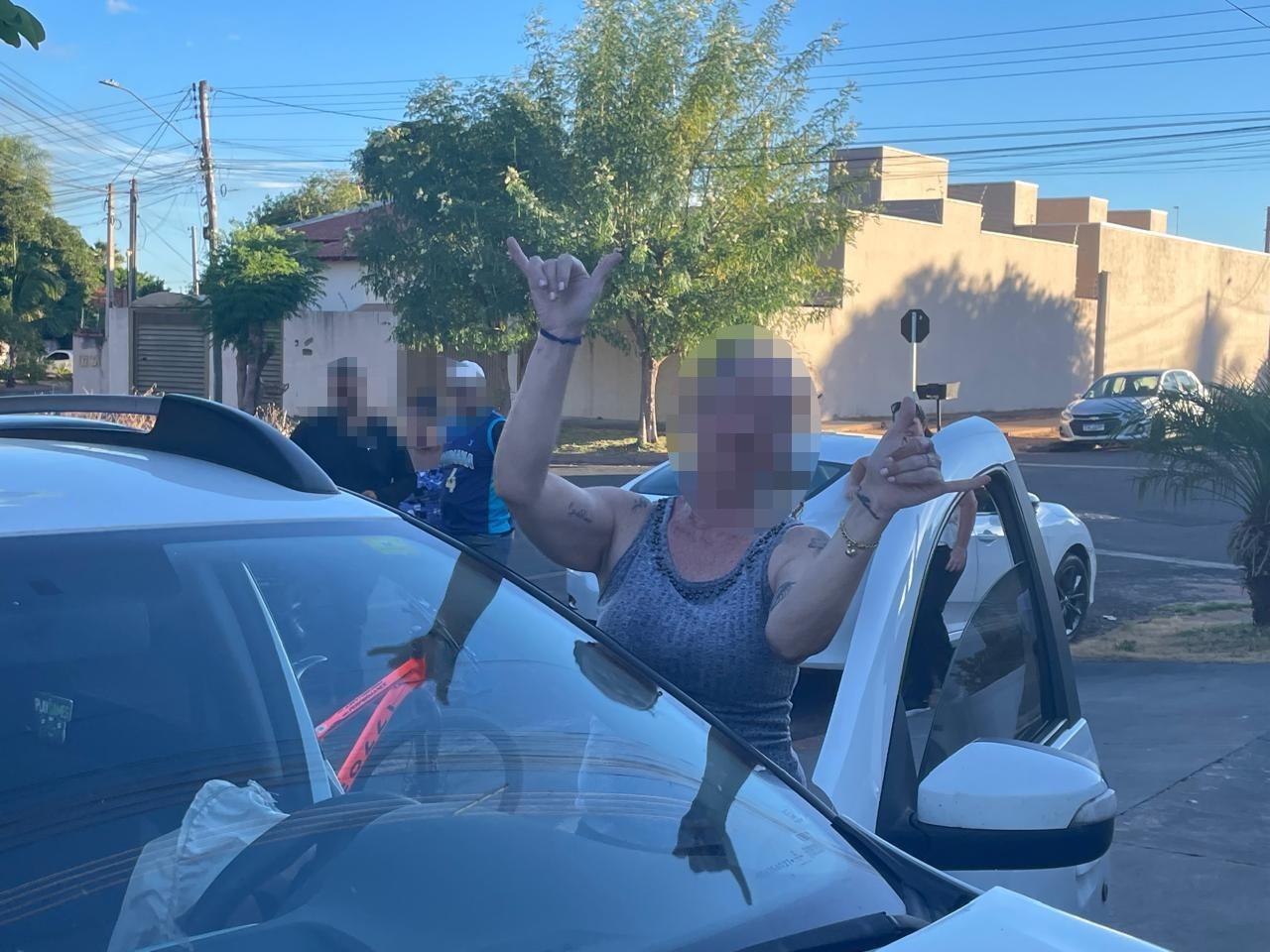 Mesmo após acidente, mulher faz sinal de “joia” e xinga pessoas que tentavam ajudá-la em Três Lagoas 