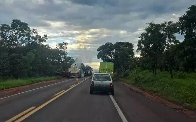 Carreta carregada com eucalipto tomba, pega fogo e fica destruída na BR-262 entre Três Lagoas e Água Clara