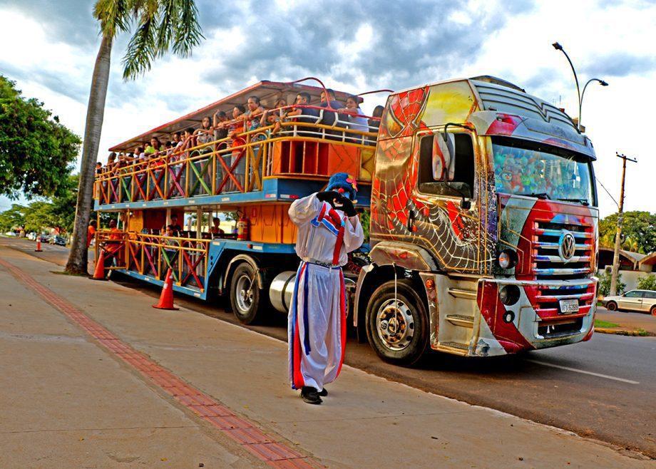 Carreta da Alegria reúne cerca de 800 pessoas e arrecada quase 800 litros de leite e gelatinas em ação solidária em Três Lagoas