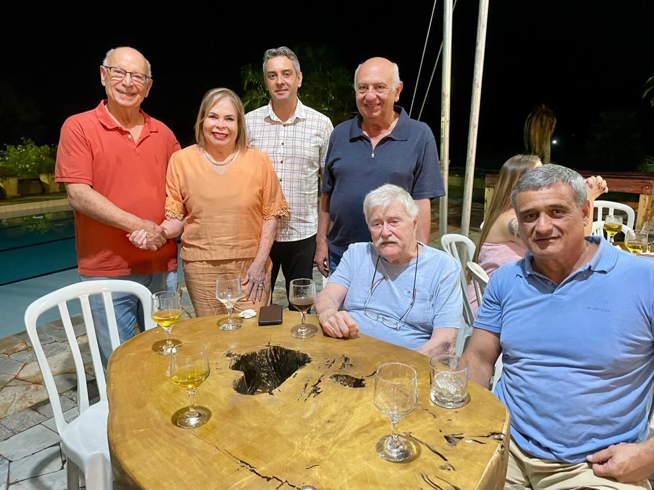 Irmão do cantor Xororó prestigia festa de aniversário do Dr. Jairo Queiroz Jorge que também recebeu amigos em sua fazenda  