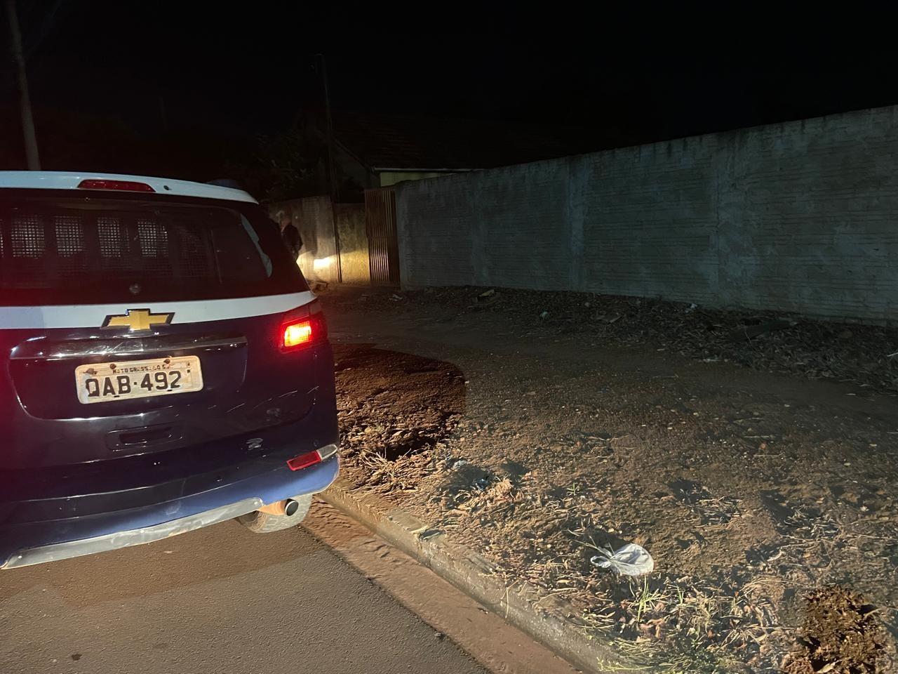 PM é chamada após morador de rua pular muro de residência armado com uma faca na região do centro POP em Três Lagoas 