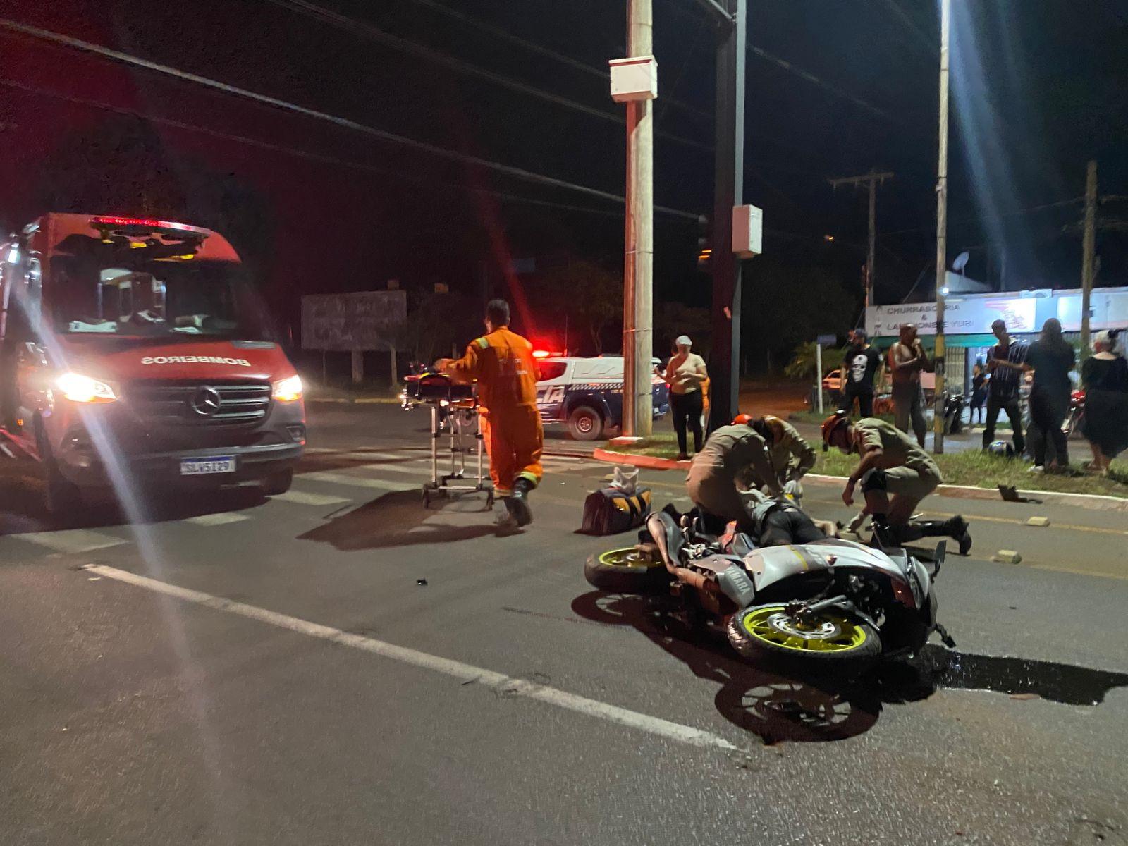 Moto esportiva bate violentamente em carro e atinge outros dois veículos em Três Lagoas