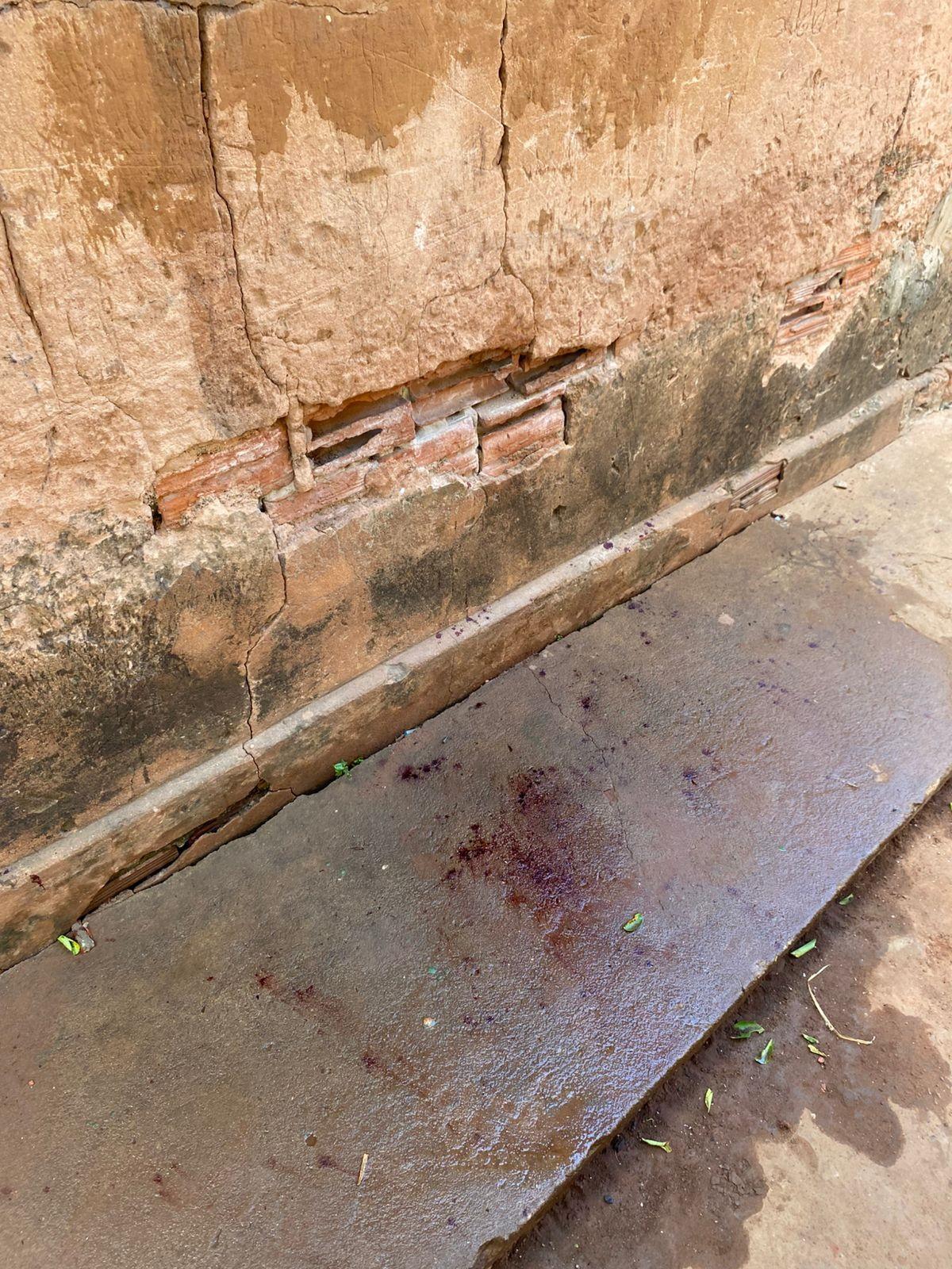 Homem sofre grave ferimento no braço após surto e dar soco em vidro de porta; ele foi socorrido às pressas pelo SAMU de Três Lagoas