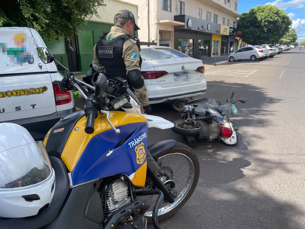 Mulher em moto anda pela contra mão no Centro, tenta escapar do DEPTRAN e sofre queda 