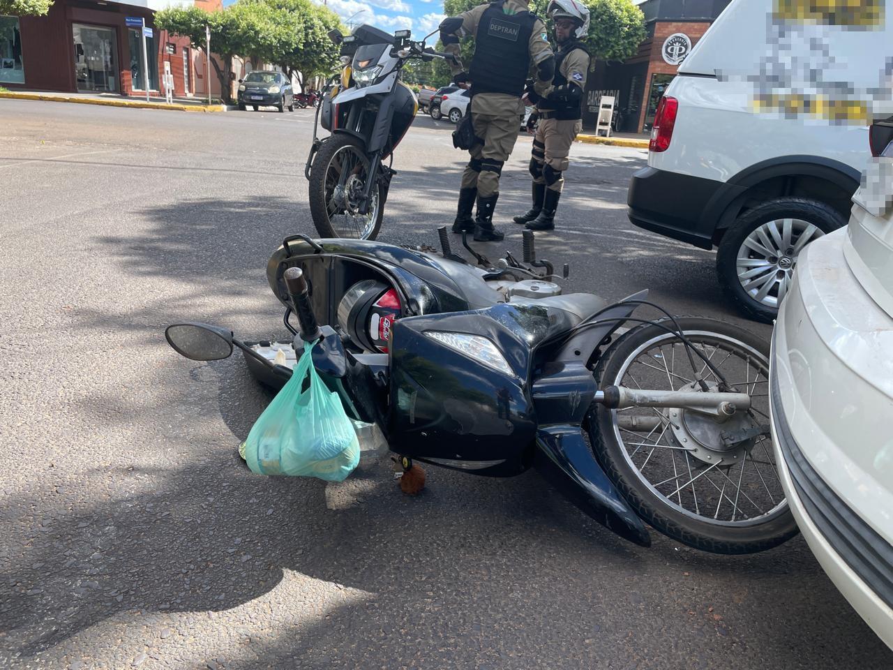 Mulher em moto anda pela contra mão no Centro, tenta escapar do DEPTRAN e sofre queda 