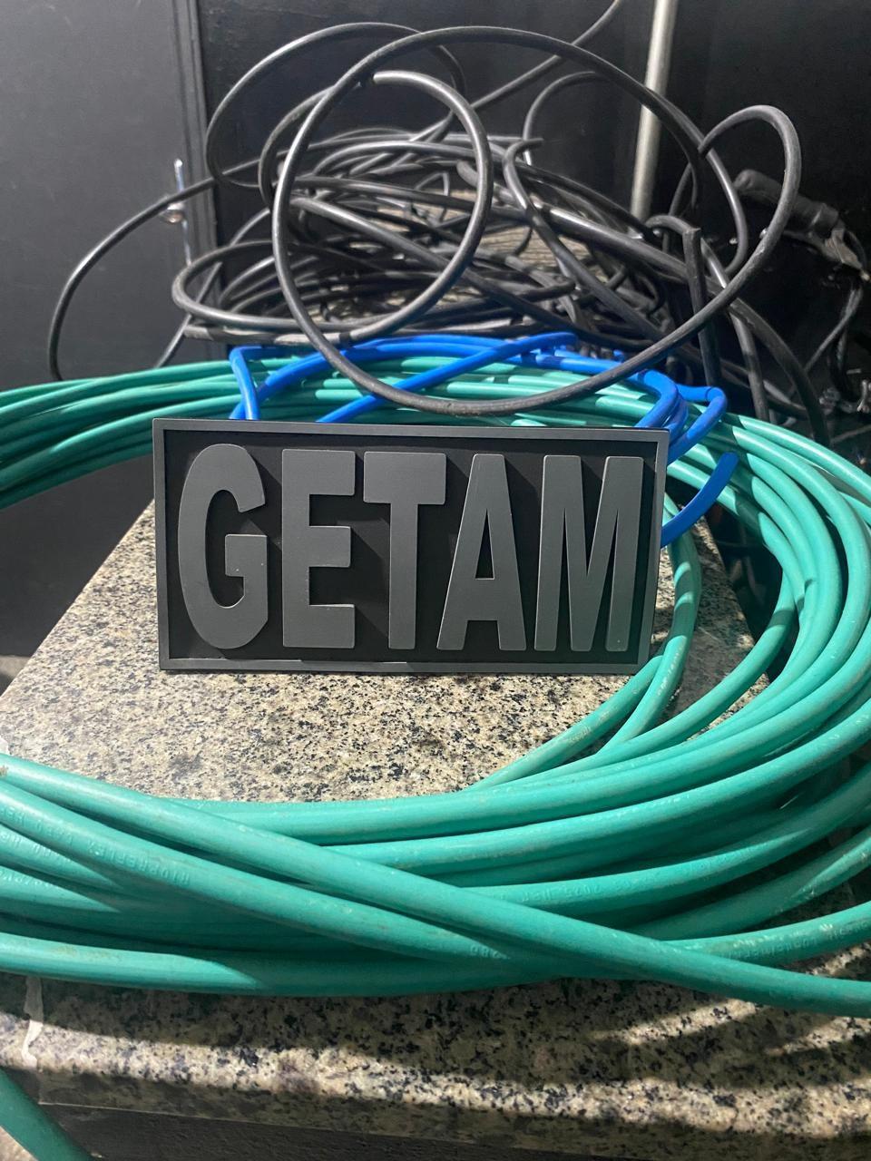  Ladrão se esconde atrás de cortina de barraco após furto de fios e delata dono de empresa de sucatas do bairro São João 