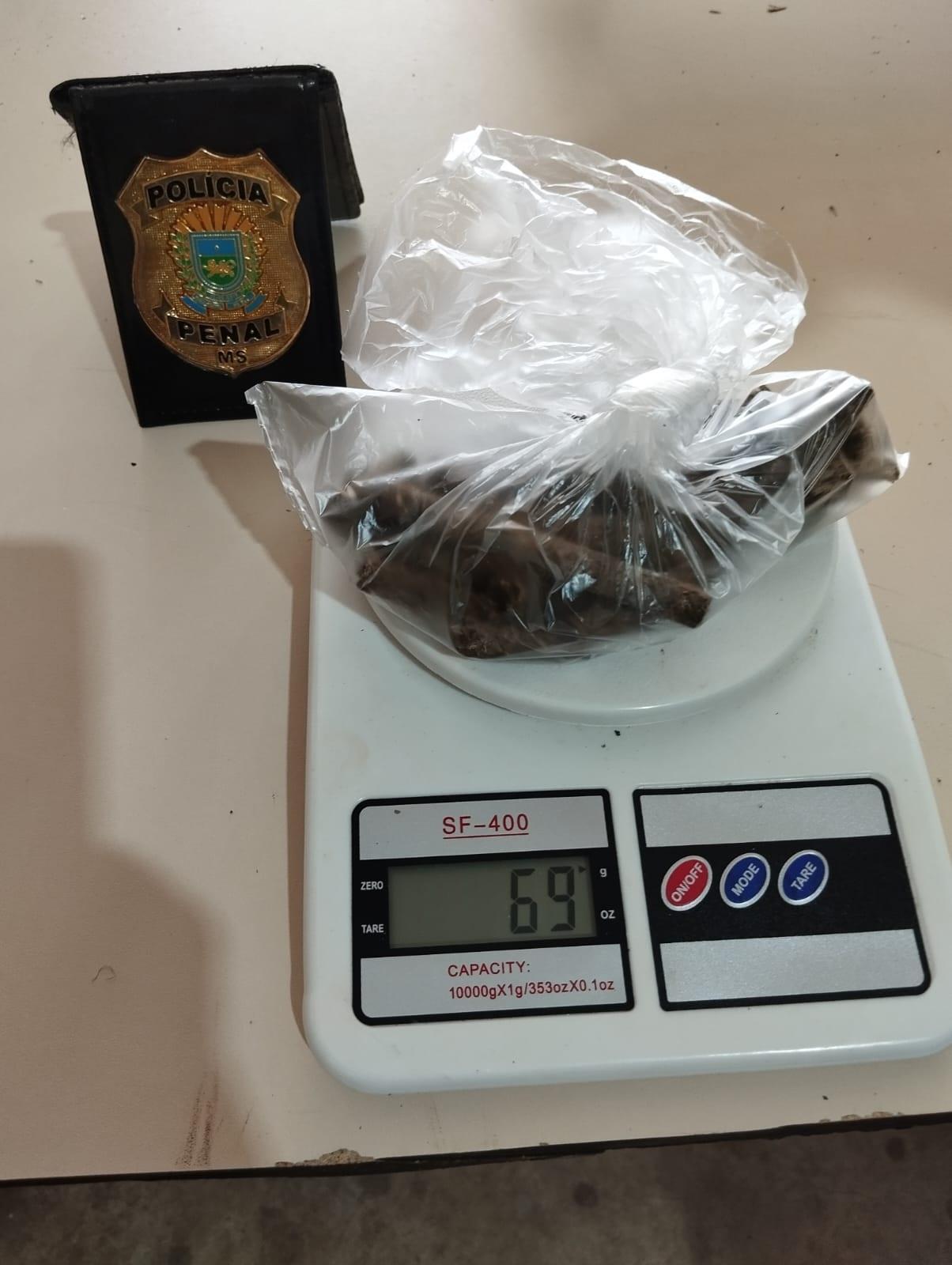 Visitante tenta entrar com maconha escondida dentro de cabo de vassoura e acaba presa na penitenciária masculina de Três Lagoas Visitante tenta entrar com maconha escondida dentro de cabo de vassoura e acaba presa na penitenciária masculina de Três Lagoas