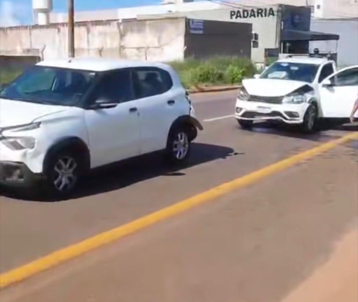 Andarilho embriagado tenta atravessar avenida e causa engavetamento de três carros em Três Lagoas