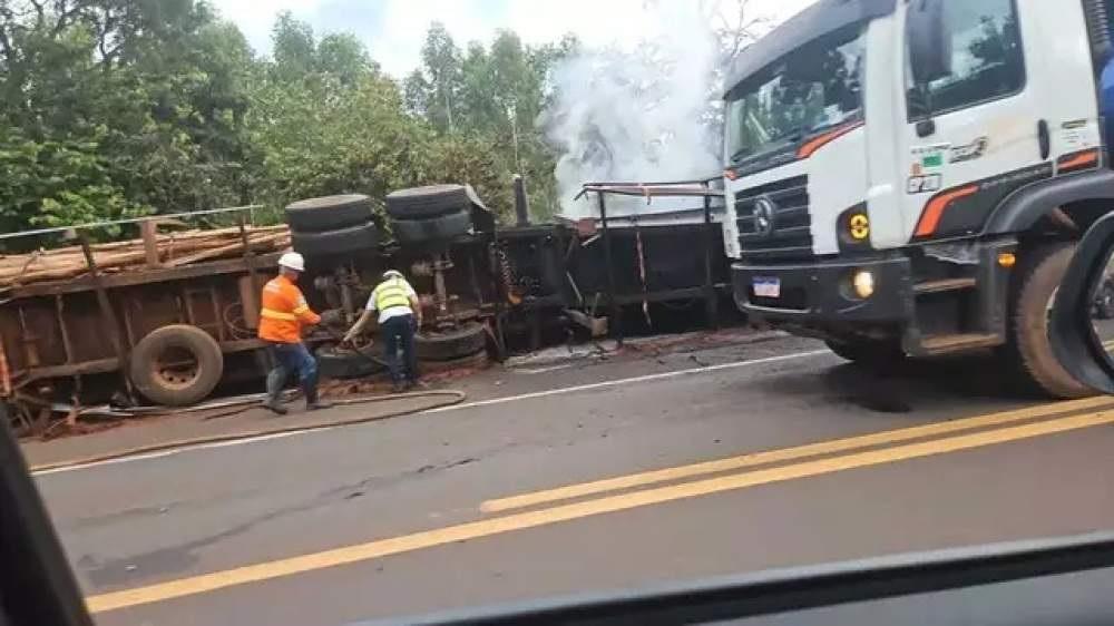Carreta carregada com eucalipto tomba, pega fogo e fica destruída na BR-262 entre Três Lagoas e Água Clara