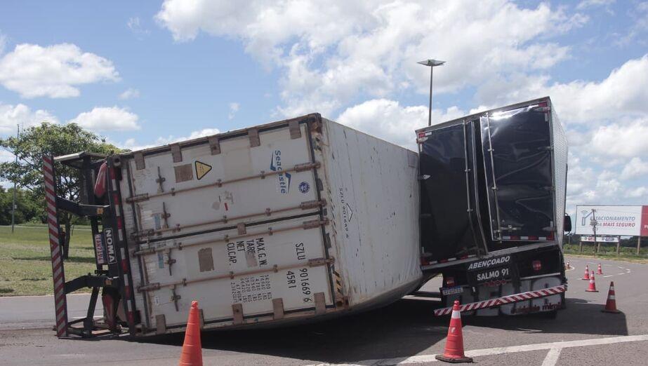 Carreta carregada de carne tomba em rotatória e causa acidente em Campo Grande  