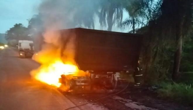 Carreta com minério pega fogo, que se alastra pela vegetação na BR-262