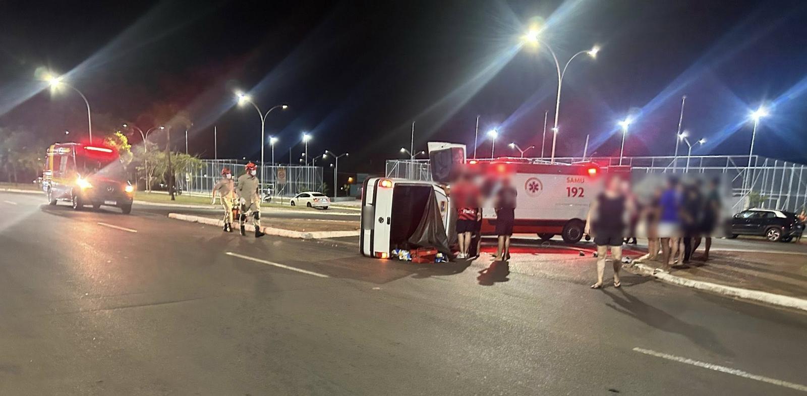 Carro bate em poste e tomba na Avenida Rosário Congro durante a madrugada em Três Lagoas