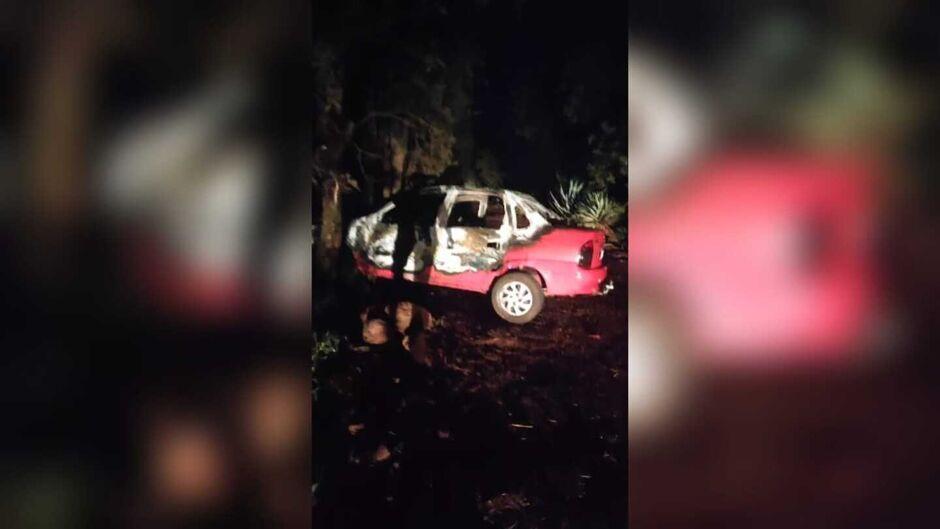 Corpo carbonizado é encontrado dentro de carro em estrada de Rio Brilhante  