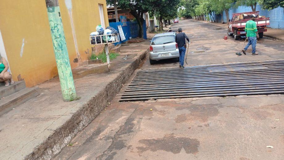 Descarte incorreto de lixo entope bueiros e agrava alagamentos em Três Lagoas