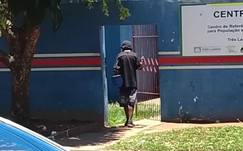 Dor de cabeça sem fim: Moradores denunciam novas brigas e furtos em frente ao Centro POP em Três Lagoas