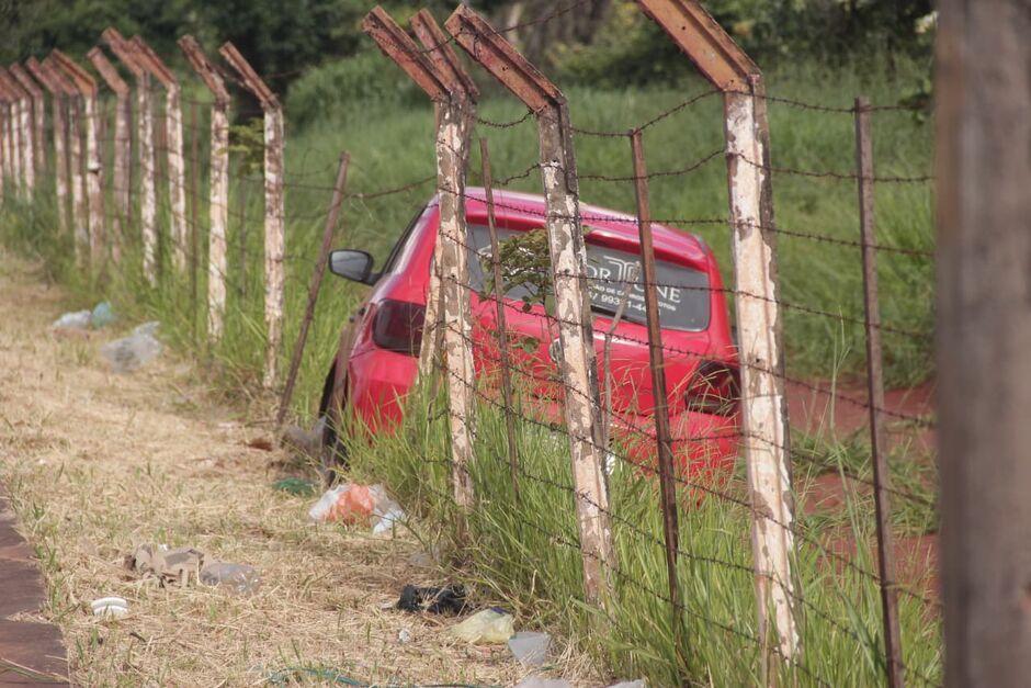 Jovem tem mal súbito, perde o controle de carro e invade área militar em MS