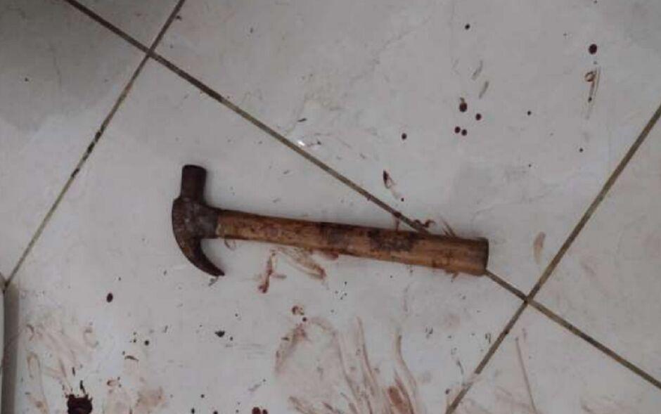 Mulher é atacada com marteladas na cabeça em Maracaju  