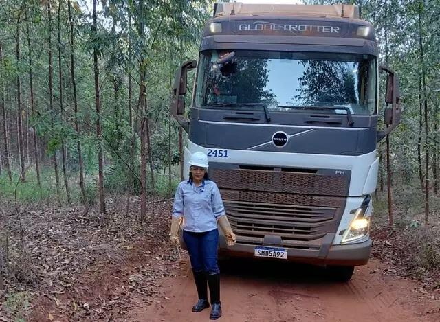 Mulheres assumem o volante e mudam o perfil do transporte florestal 
