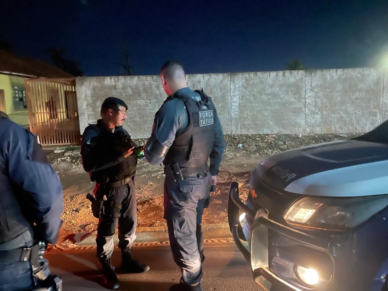 PM é chamada após morador de rua pular muro de residência armado com uma faca na região do centro POP em Três Lagoas 