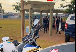 PM faz abordagem em pessoas em praça do Setsul após reclamações de moradores e reforça segurança no bairro