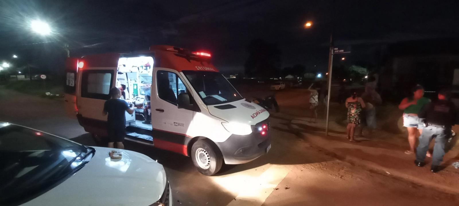 Sem capacete, motoqueiro bate em carro, é arremessado e vai parar no hospital