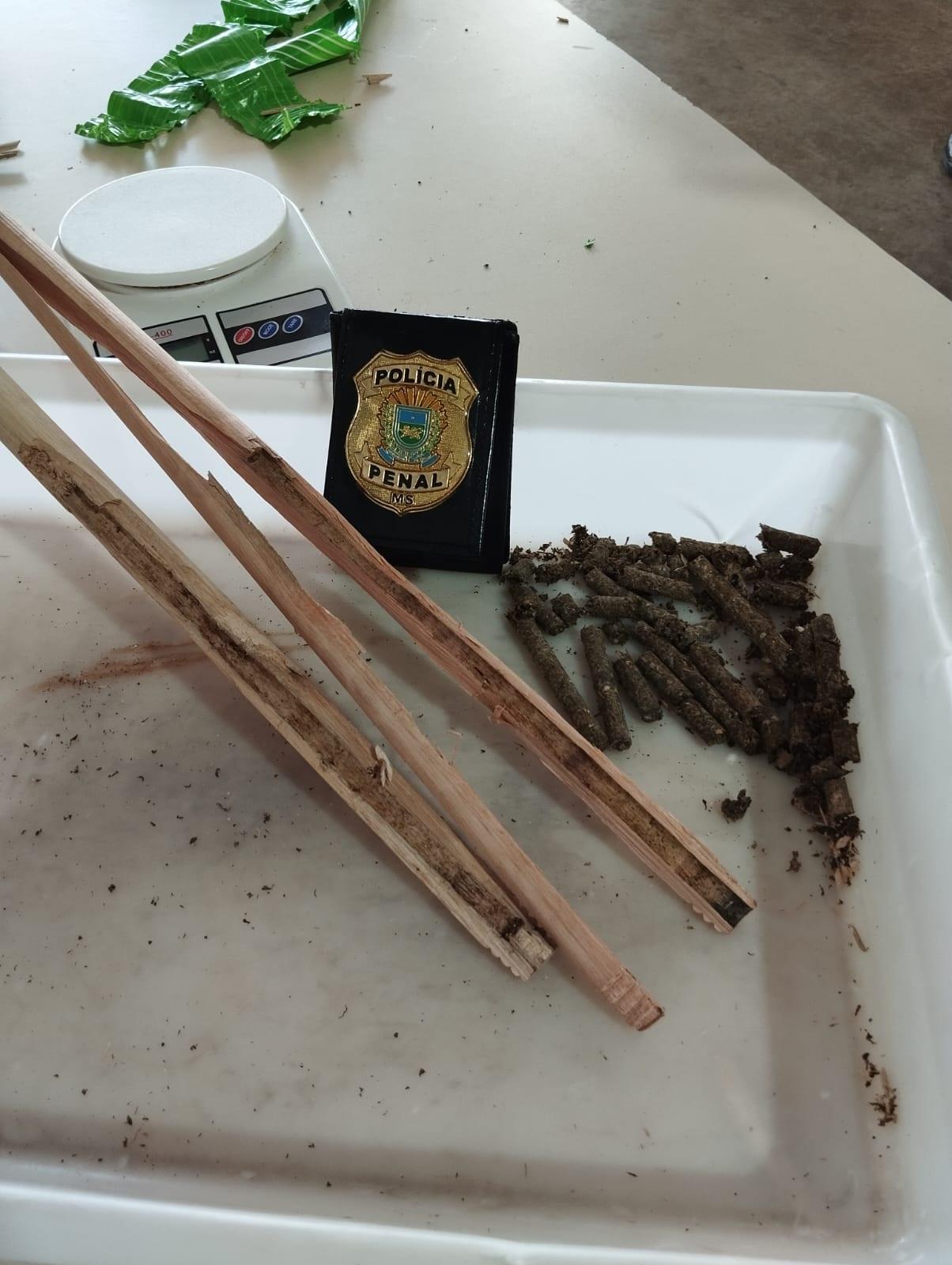 Visitante tenta entrar com maconha escondida dentro de cabo de vassoura e acaba presa na penitenciária masculina de Três Lagoas