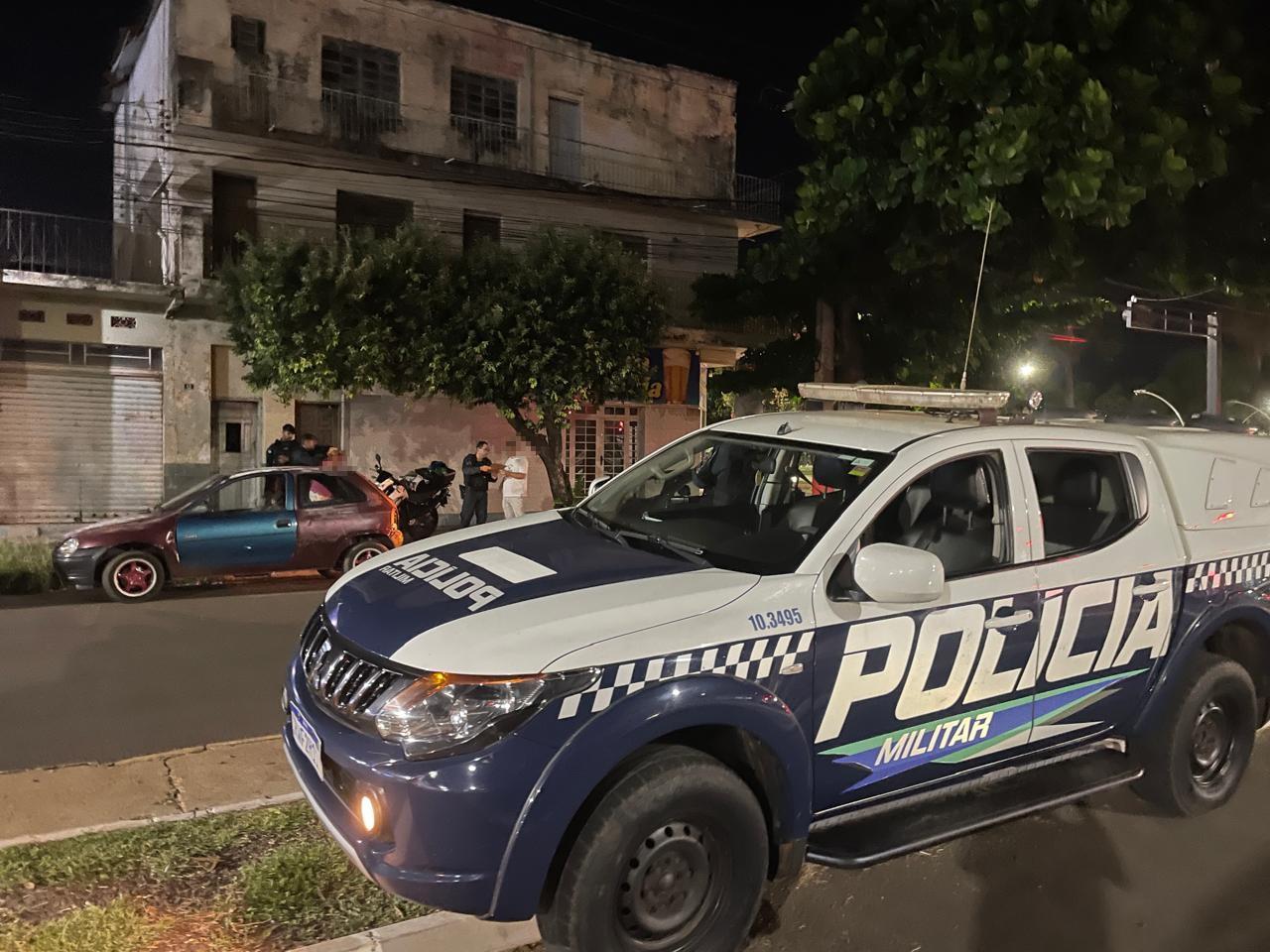 Idoso embriagado se envolve em acidente, não percebe colisão, estaciona seu carro e vai ao bar tomar uma “saideira”