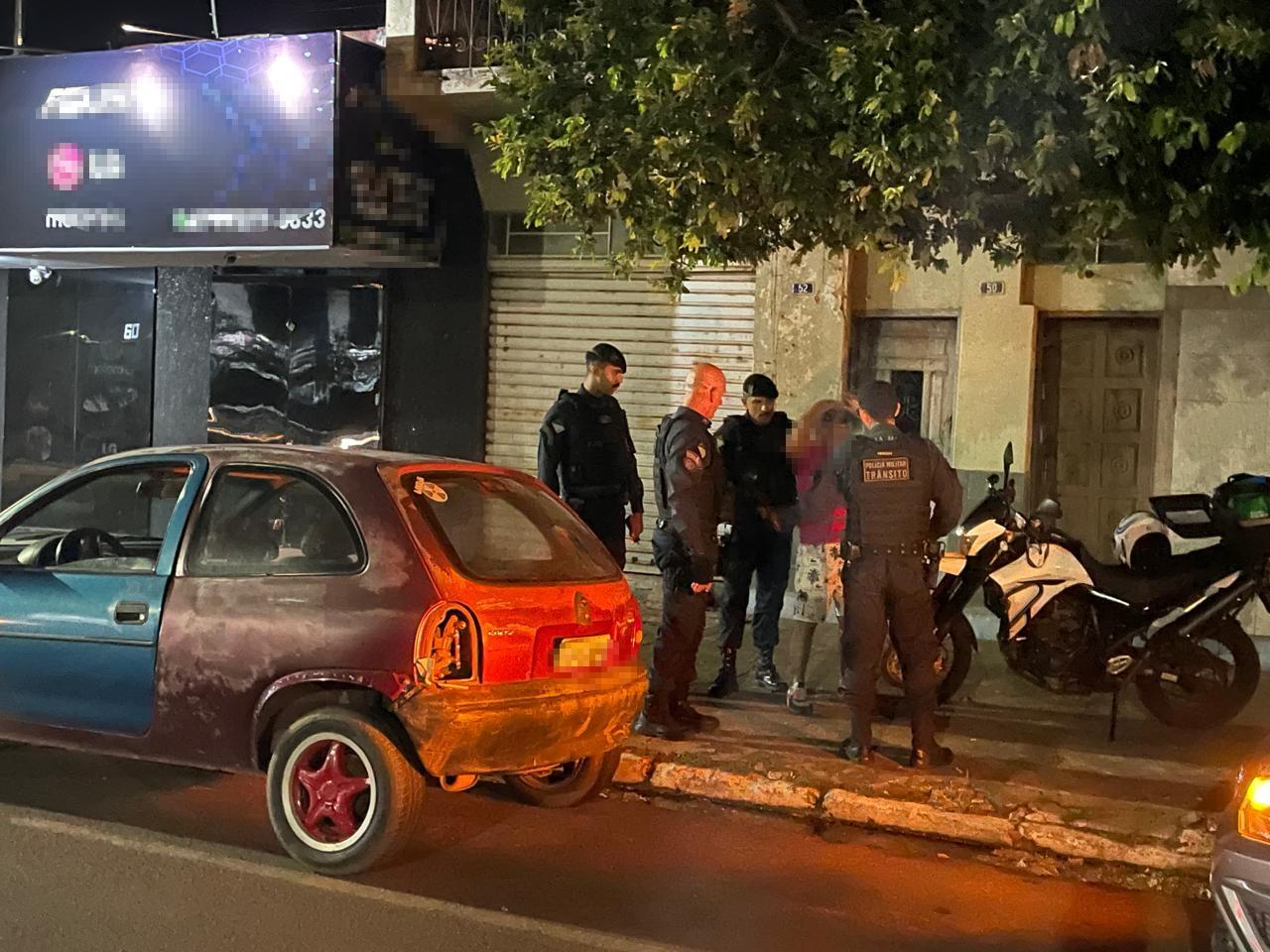 Idoso embriagado se envolve em acidente, não percebe colisão, estaciona seu carro e vai ao bar tomar uma “saideira”