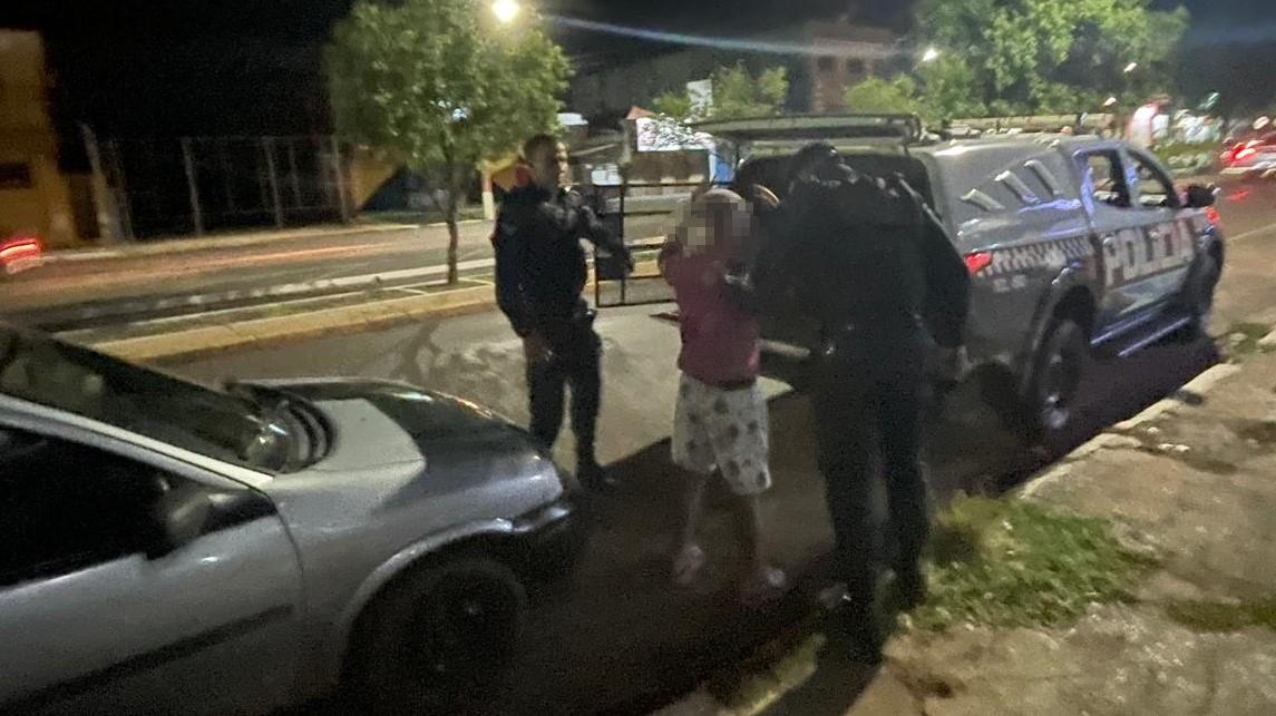 Idoso embriagado se envolve em acidente, não percebe colisão, estaciona seu carro e vai ao bar tomar uma “saideira”