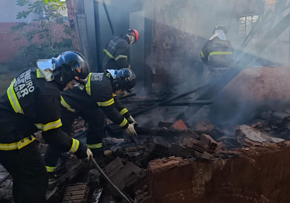Mistério: Incêndio atinge residência abandonada no Jardim Alvorada, em Três Lagoas
