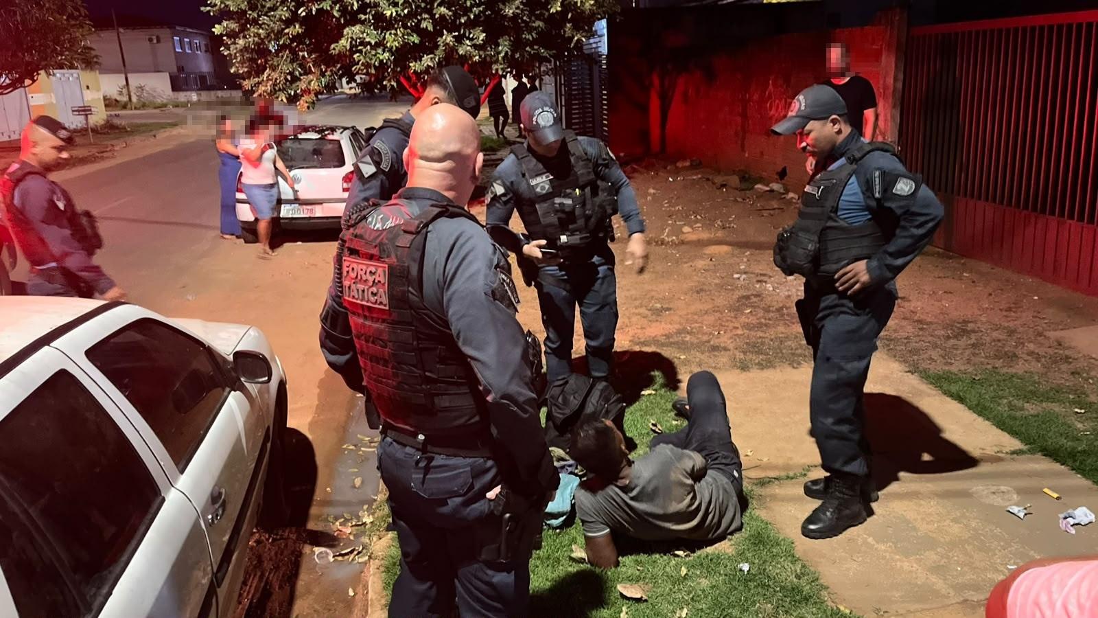 Gritos, tentativas de invasão e resistência à PM terminam com prisão no bairro Santos Dumont