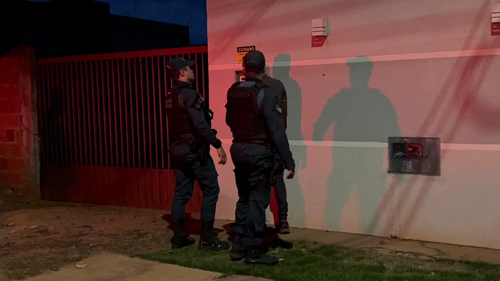 Gritos, tentativas de invasão e resistência à PM terminam com prisão no bairro Santos Dumont Gritos, tentativas de invasão e resistência à PM terminam com prisão no bairro Santos Dumont