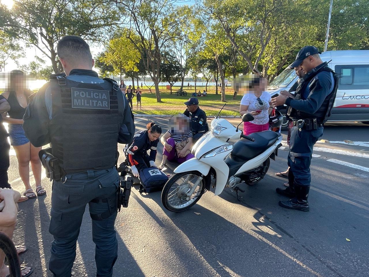 Adolescente causa acidente e deixa motociclista com ferimentos graves Adolescente causa acidente e deixa motociclista com ferimentos graves