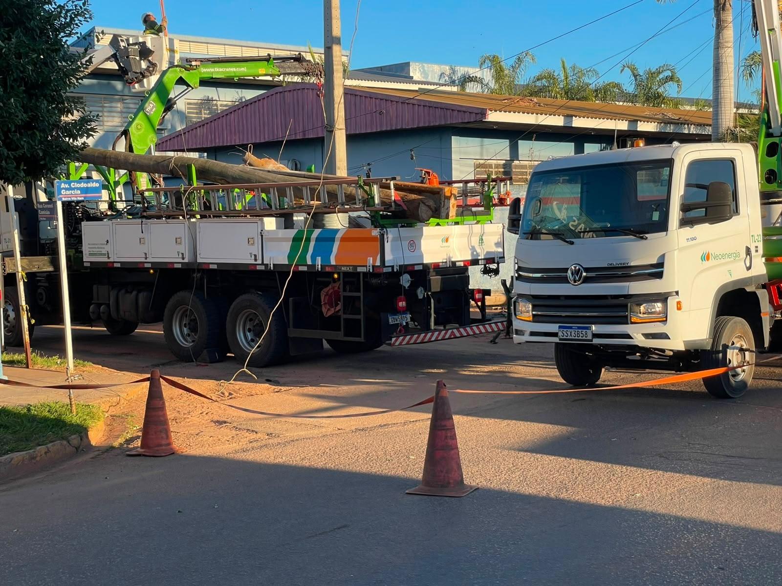 Caminhão atinge poste e deixa bairros sem energia elétrica em Três Lagoas