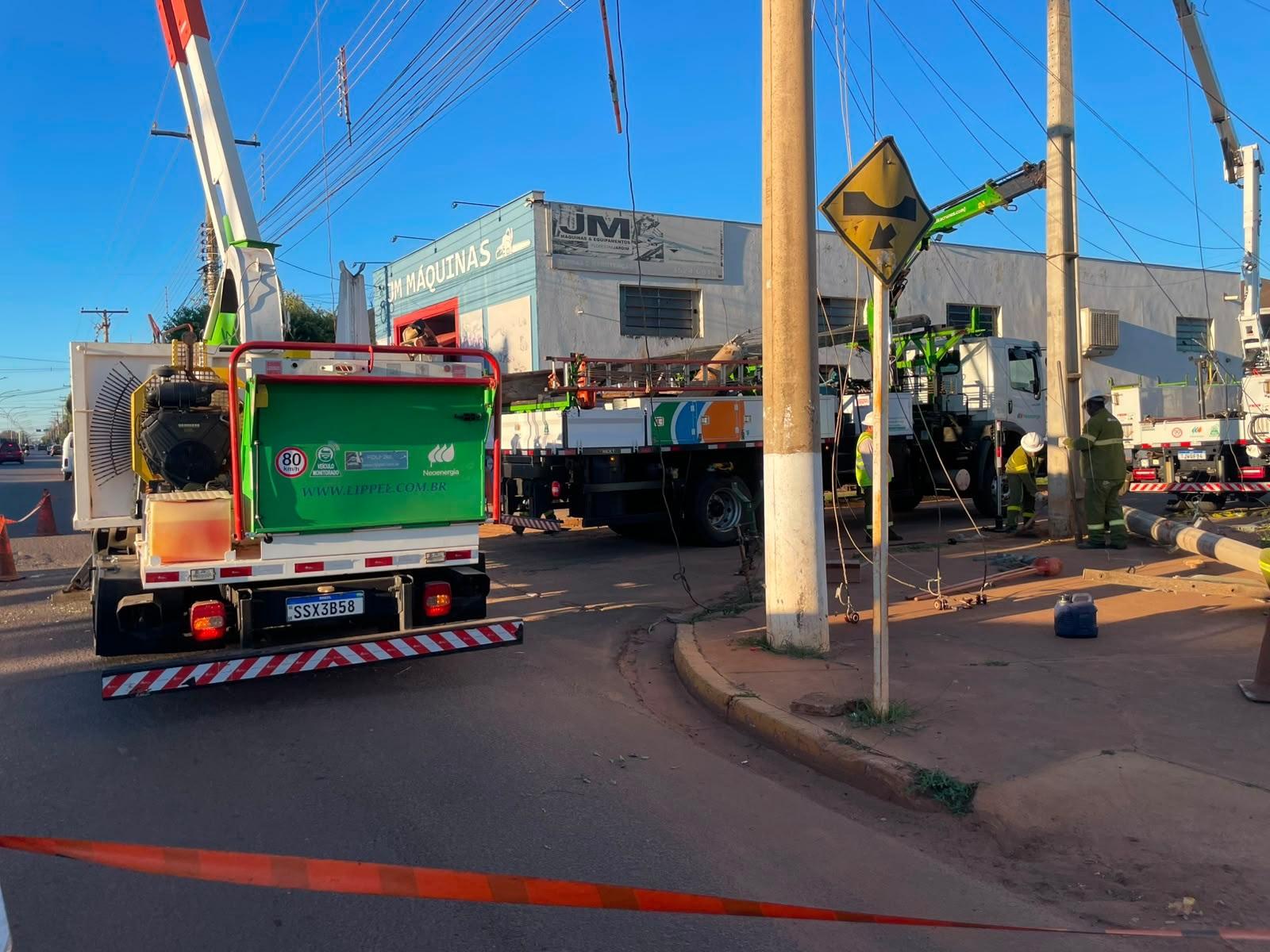 Caminhão atinge poste e deixa bairros sem energia elétrica 