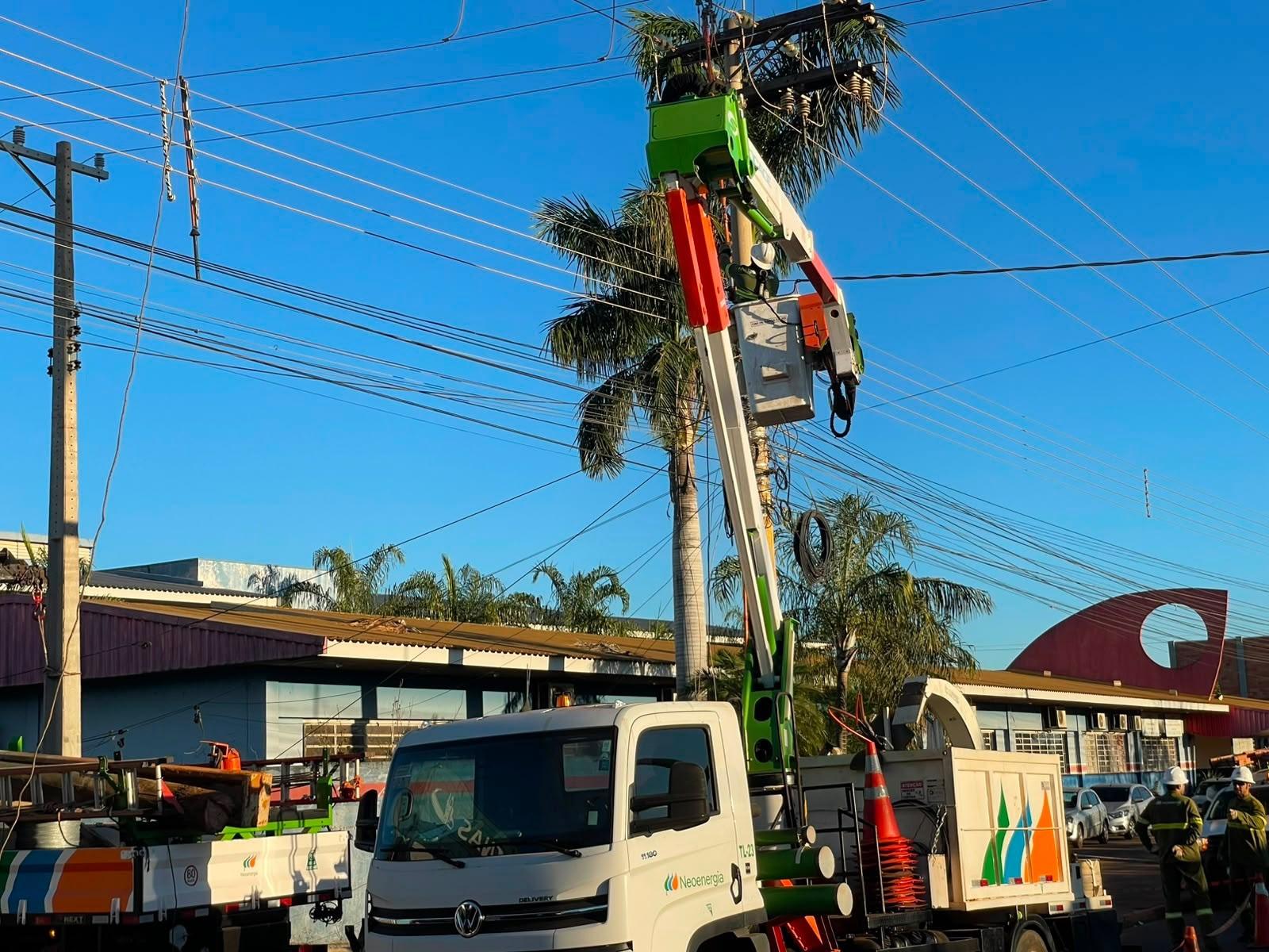 Caminhão atinge poste e deixa bairros sem energia elétrica 
