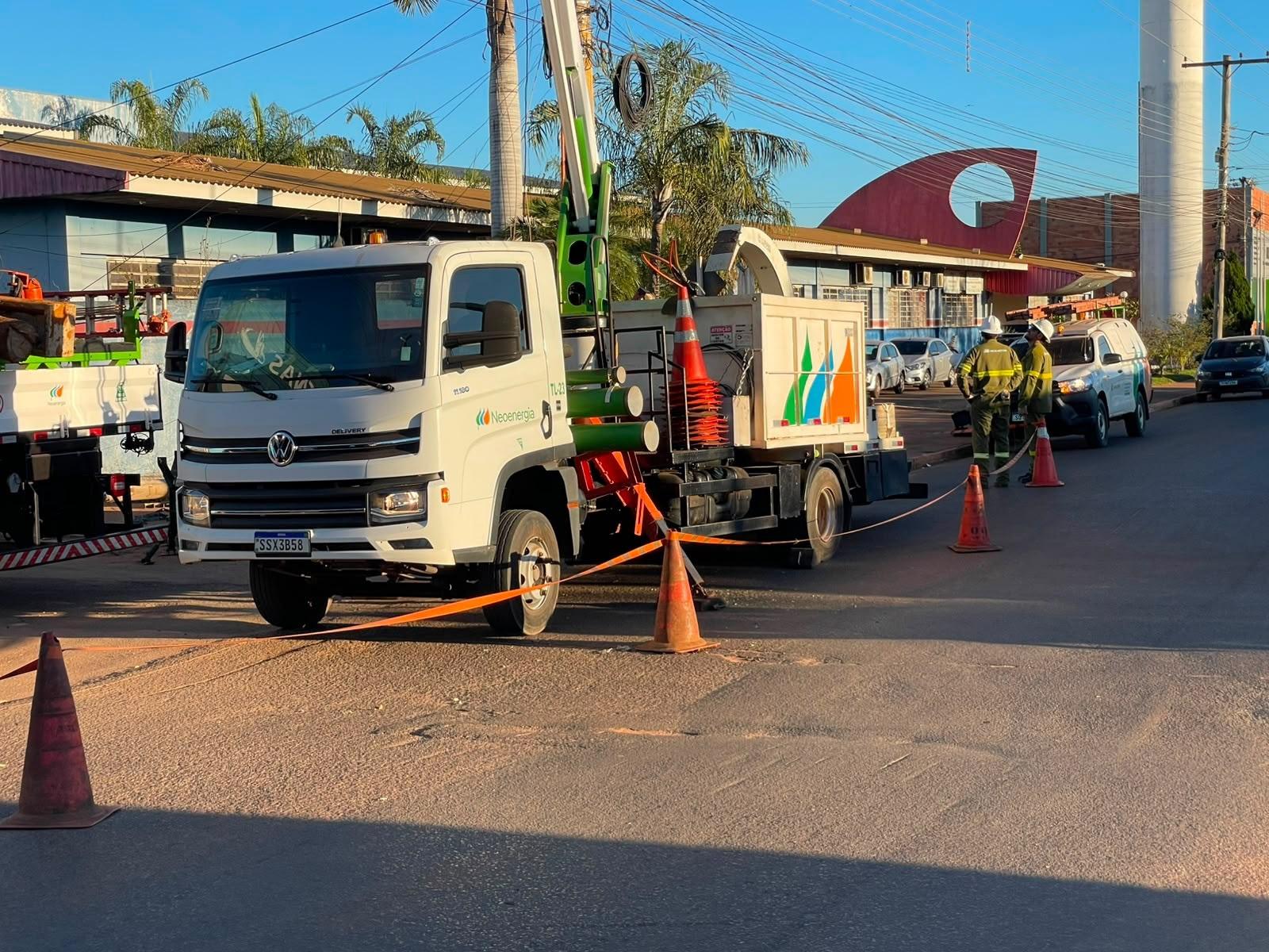 Caminhão atinge poste e deixa bairros sem energia elétrica 