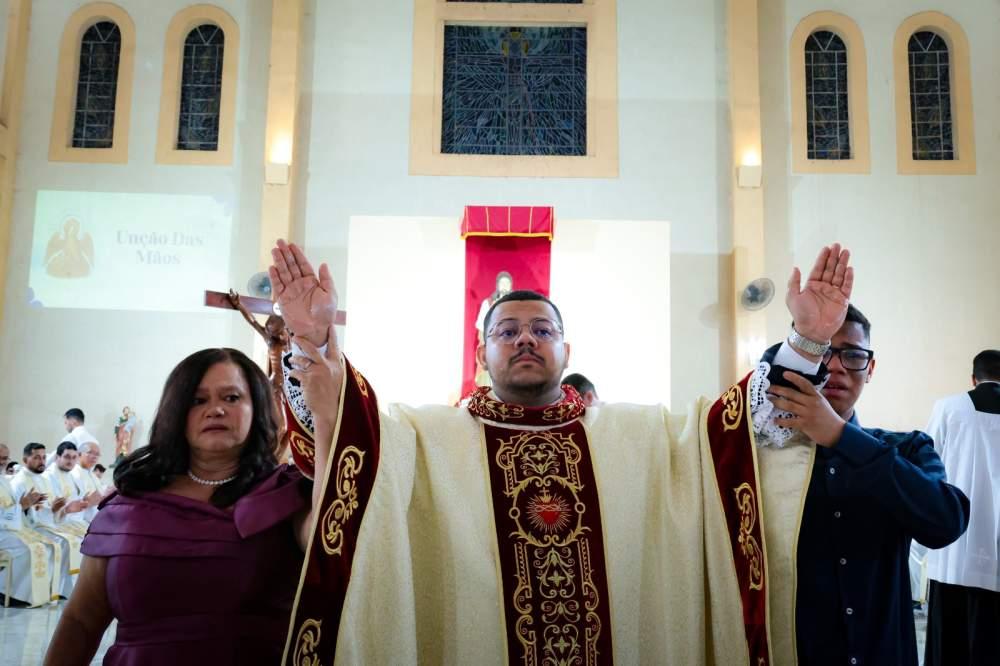 Aos 26 anos, três-lagoense é ordenado padre e assume missão na Catedral Sagrado Coração de Jesus Aos 26 anos, três-lagoense é ordenado padre e assume missão na Catedral Sagrado Coração de Jesus