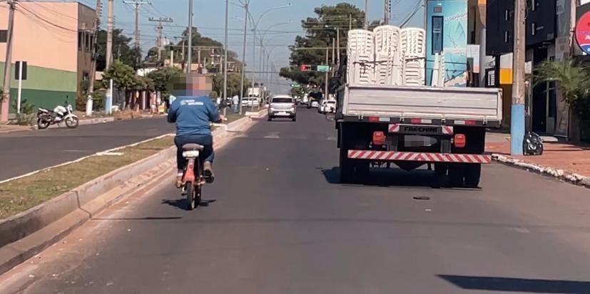 Vídeo flagra ciclista em bicicleta elétrica colocando a própria vida em risco em avenida de Três Lagoas Vídeo flagra ciclista em bicicleta elétrica colocando a própria vida em risco em avenida de Três Lagoas