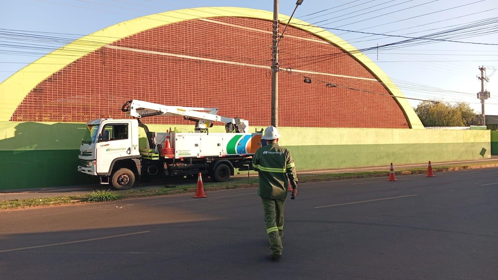 Transformador explode, deixa fio energizado pendurado e assusta moradores da Vila Nova em Três Lagoas Transformador explode, deixa fio energizado pendurado e assusta moradores da Vila Nova em Três Lagoas