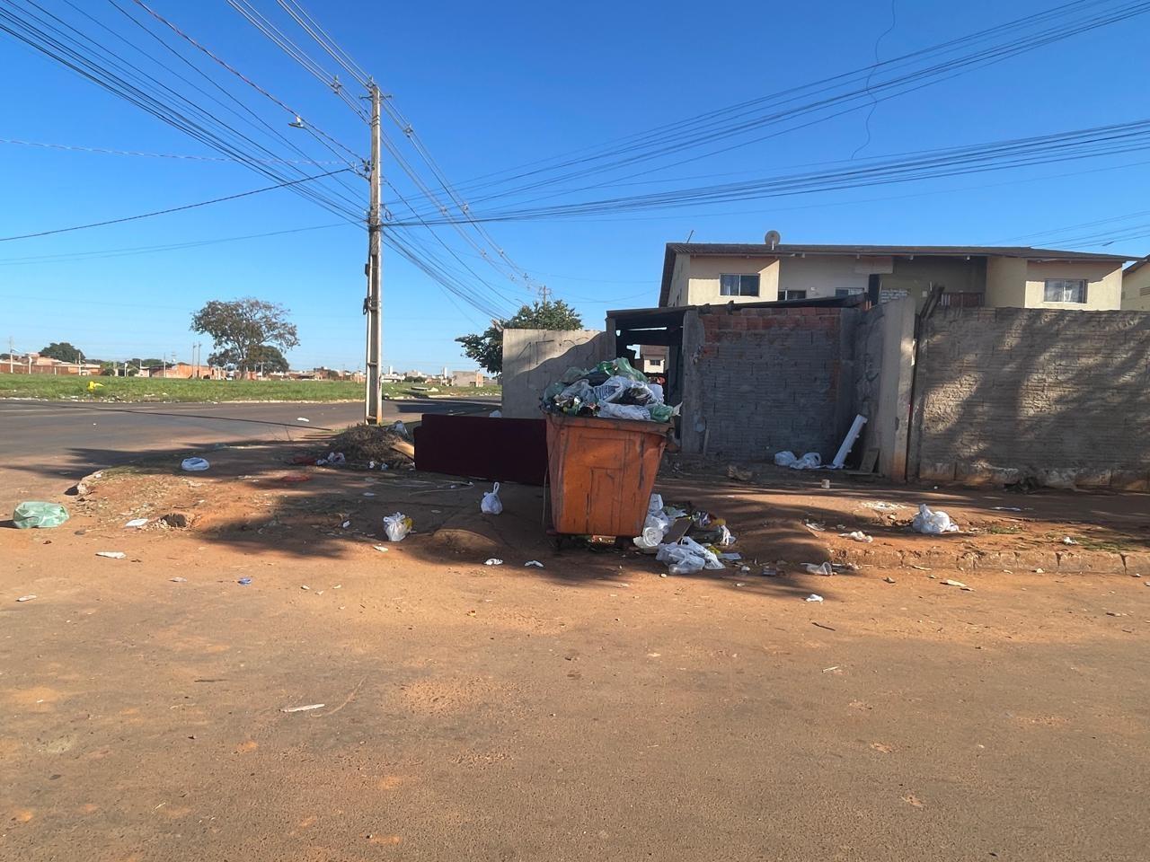 Dois dias após limpeza da Prefeitura na região do Novo Oeste, sofá velho e lixos são jogados novamente nas equinas da região Dois dias após limpeza da Prefeitura na região do Novo Oeste, sofá velho e lixos são jogados novamente nas equinas da região