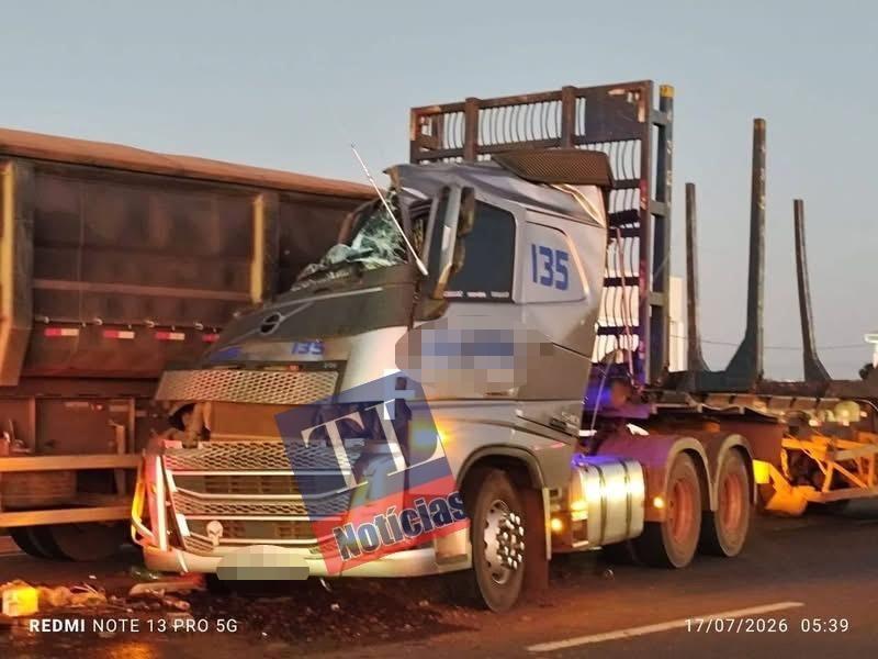 Grave colisão entre carretas na BR-158 deixa motorista ferido e mobiliza Corpo de Bombeiros em Três Lagoas Grave colisão entre carretas na BR-158 deixa motorista ferido e mobiliza Corpo de Bombeiros em Três Lagoas