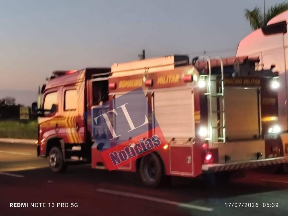 Grave colisão entre carretas na BR-158 deixa motorista ferido e mobiliza Corpo de Bombeiros em Três Lagoas Grave colisão entre carretas na BR-158 deixa motorista ferido e mobiliza Corpo de Bombeiros em Três Lagoas