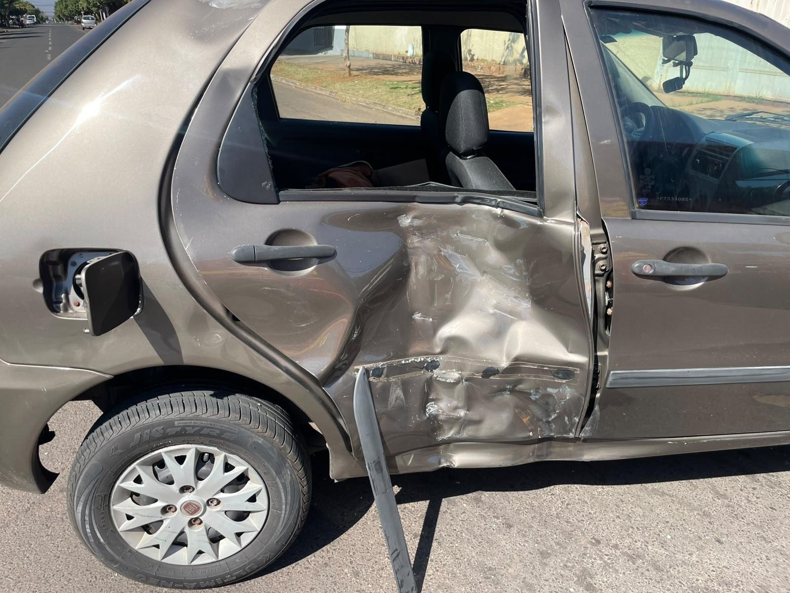 Forte batida entre moto e carro deixa jovem ferido em cruzamento de Três Lagoas Forte batida entre moto e carro deixa jovem ferido em cruzamento de Três Lagoas