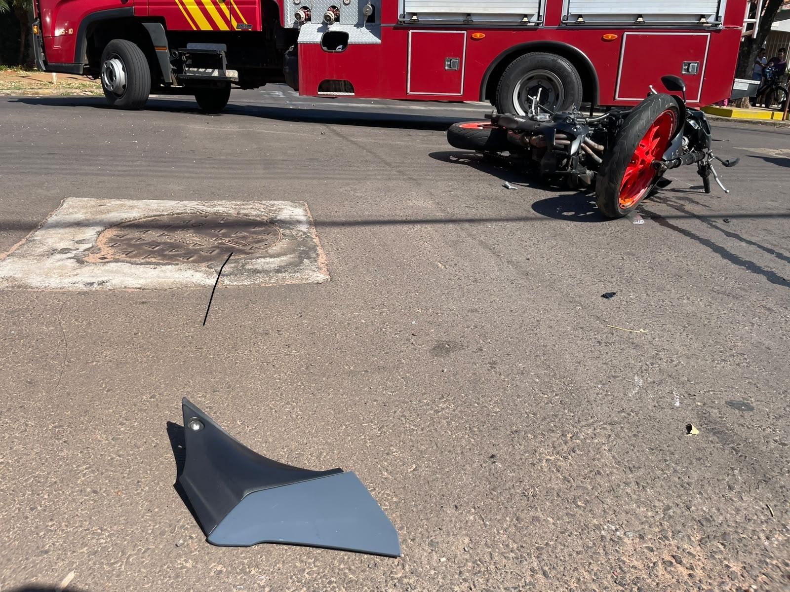 Forte batida entre moto e carro deixa jovem ferido em cruzamento de Três Lagoas Forte batida entre moto e carro deixa jovem ferido em cruzamento de Três Lagoas
