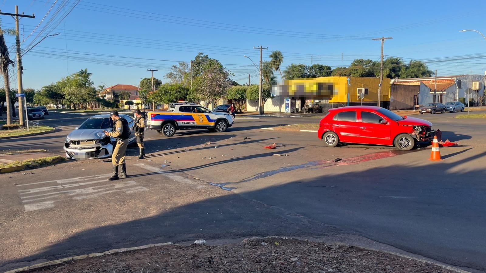 Desrespeito à sinalização provoca acidente entre dois carros em Três Lagoas; criança é atendida pelo SAMU