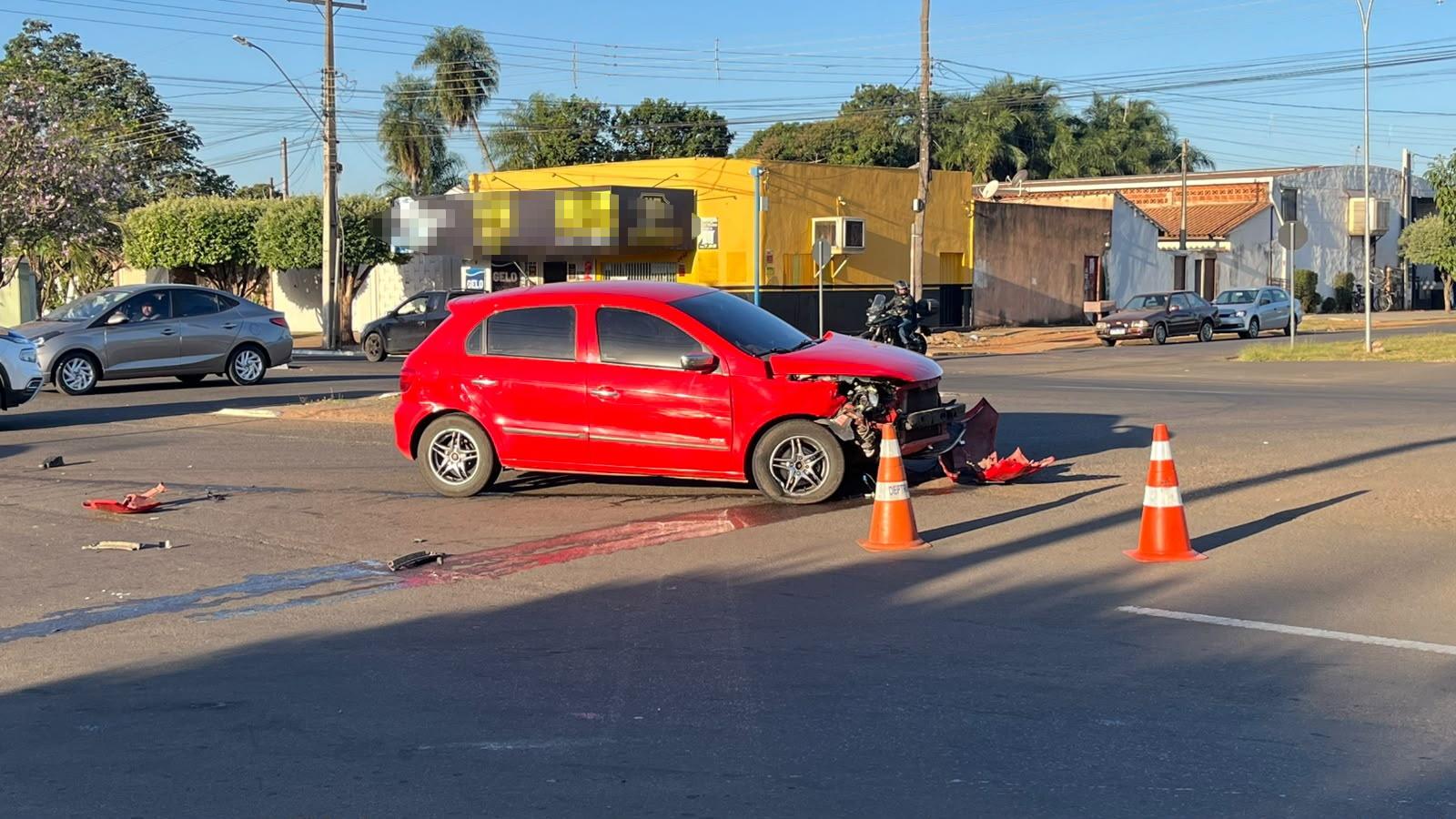 Desrespeito à sinalização provoca acidente entre dois carros em Três Lagoas; criança é atendida pelo SAMU Desrespeito à sinalização provoca acidente entre dois carros em Três Lagoas; criança é atendida pelo SAMU