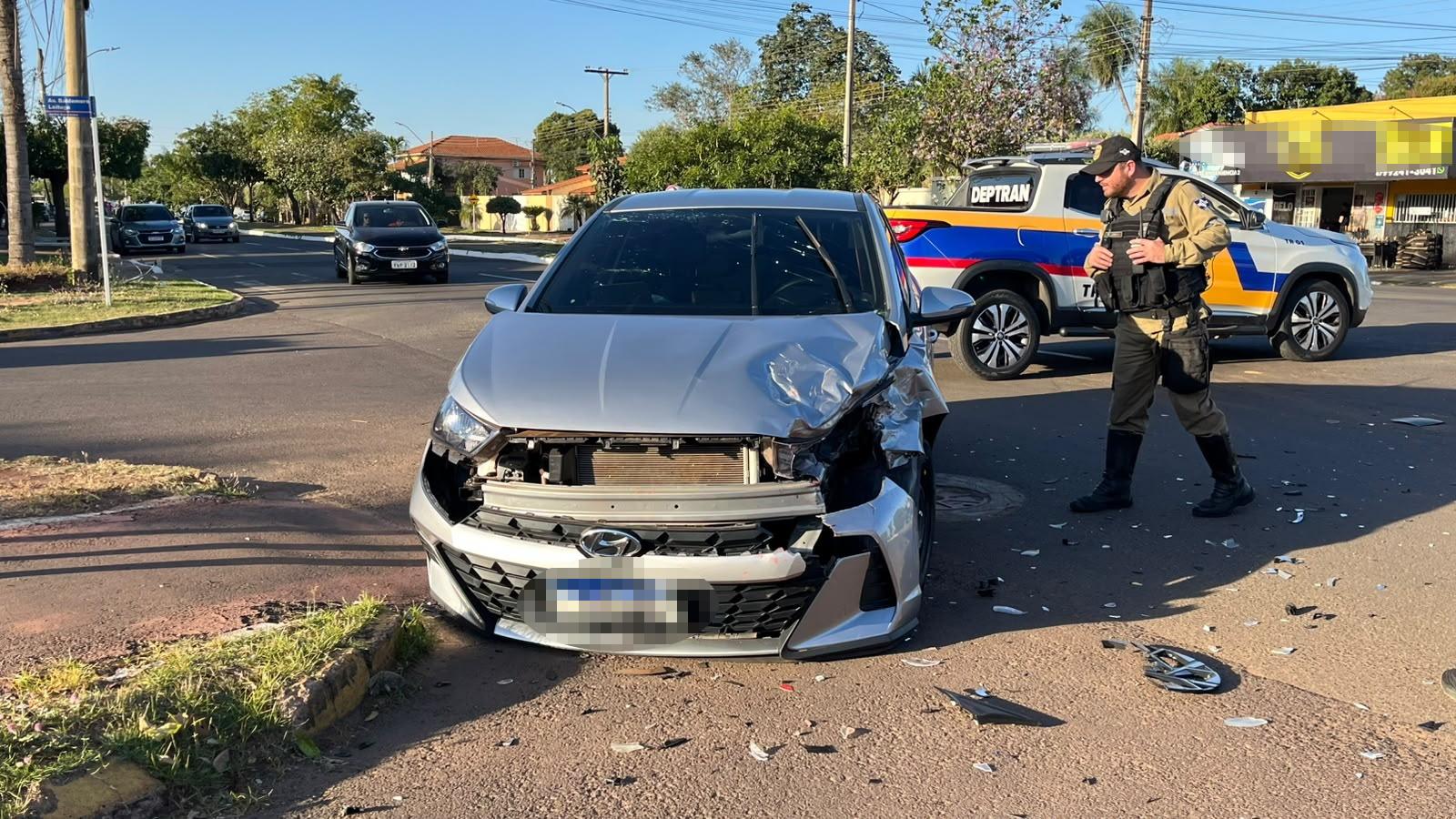 Desrespeito à sinalização provoca acidente entre dois carros em Três Lagoas; criança é atendida pelo SAMU Desrespeito à sinalização provoca acidente entre dois carros em Três Lagoas; criança é atendida pelo SAMU