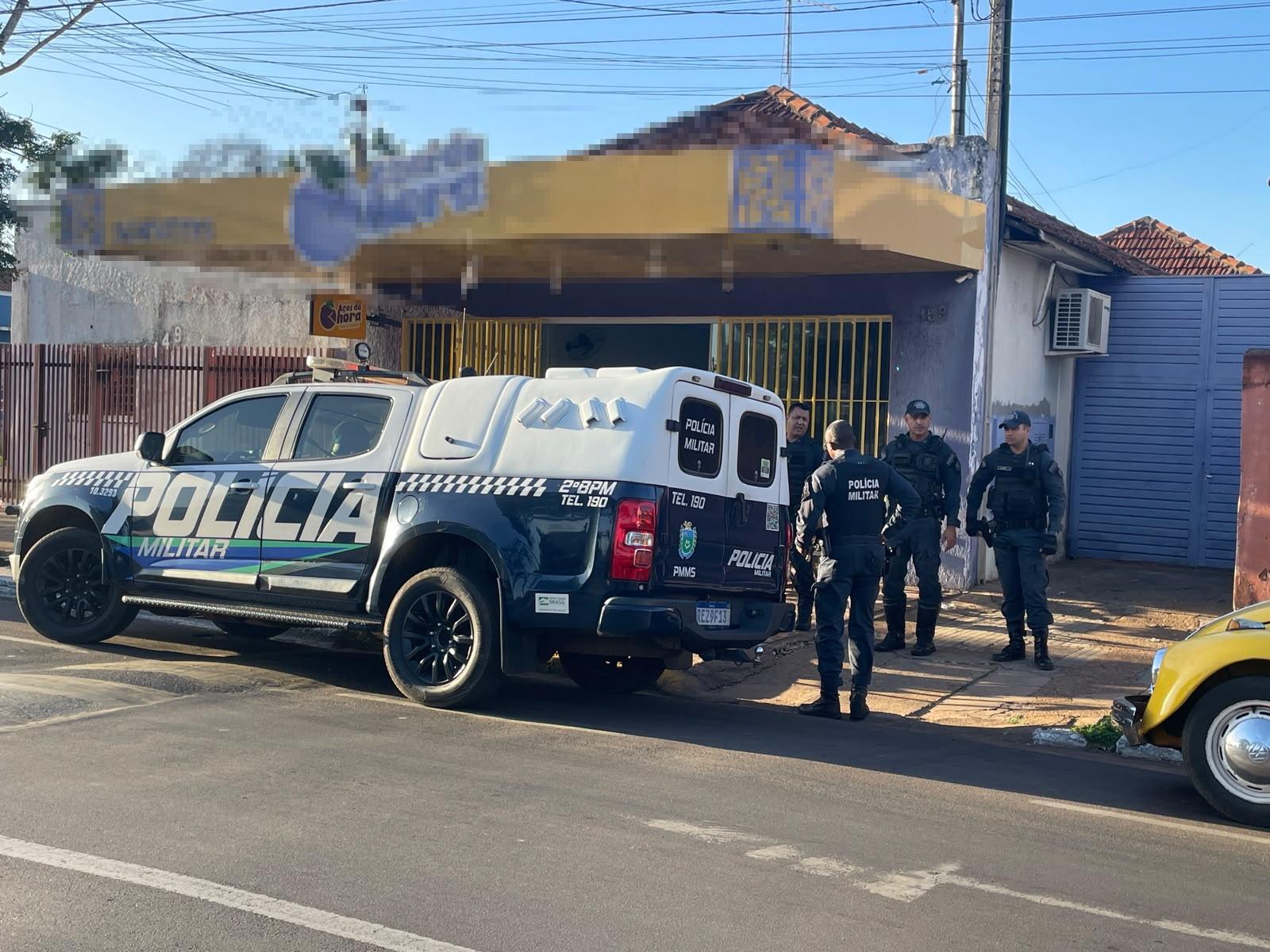 Ao ver equipe da PM, motociclista tenta se esconder em sorveteria para escapar da abordagem, mas acaba na delegacia em Três Lagoas Ao ver equipe da PM, motociclista tenta se esconder em sorveteria para escapar da abordagem, mas acaba na delegacia em Três Lagoas